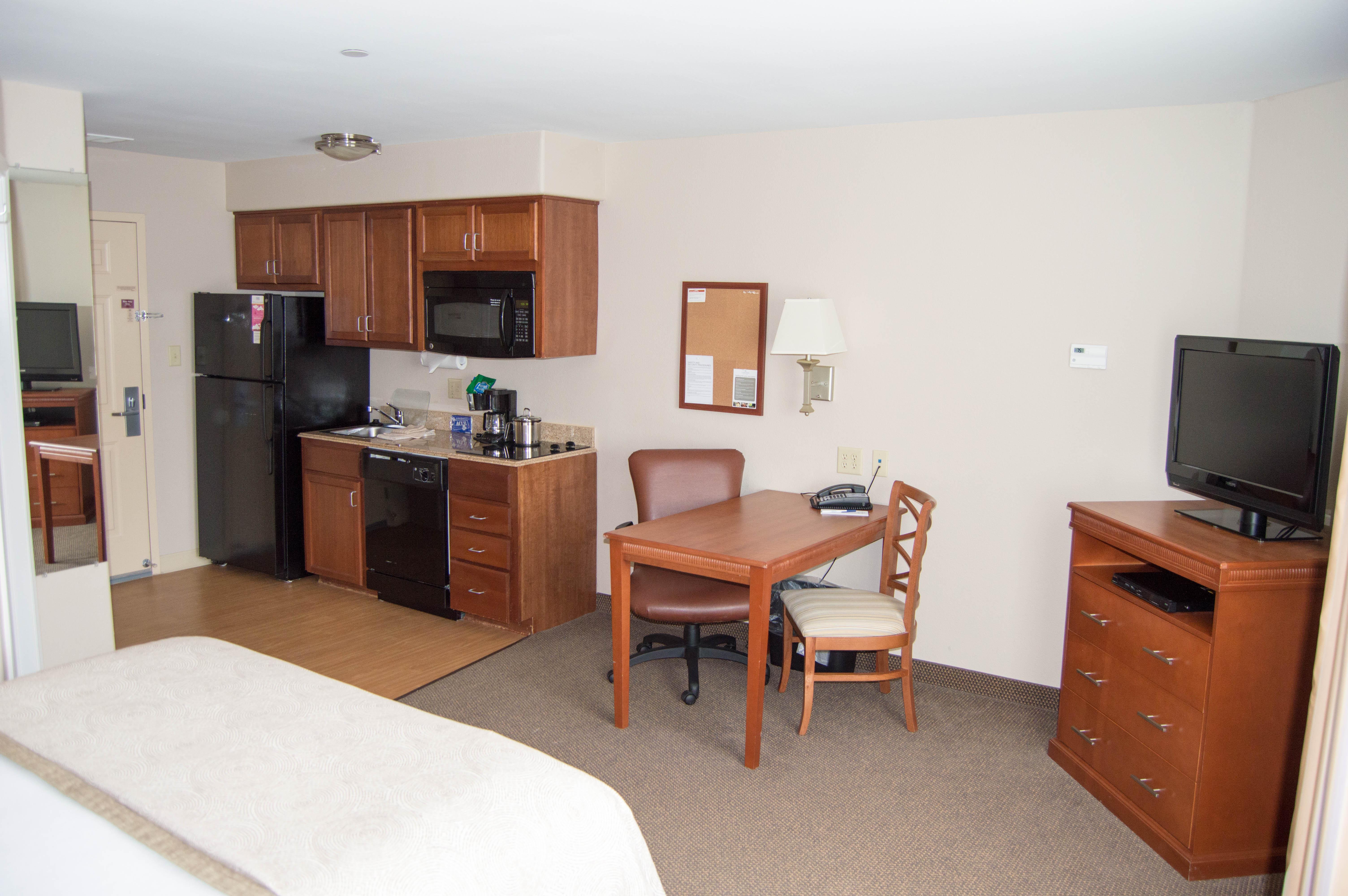 Candlewood Victoria By Ihg Exterior photo