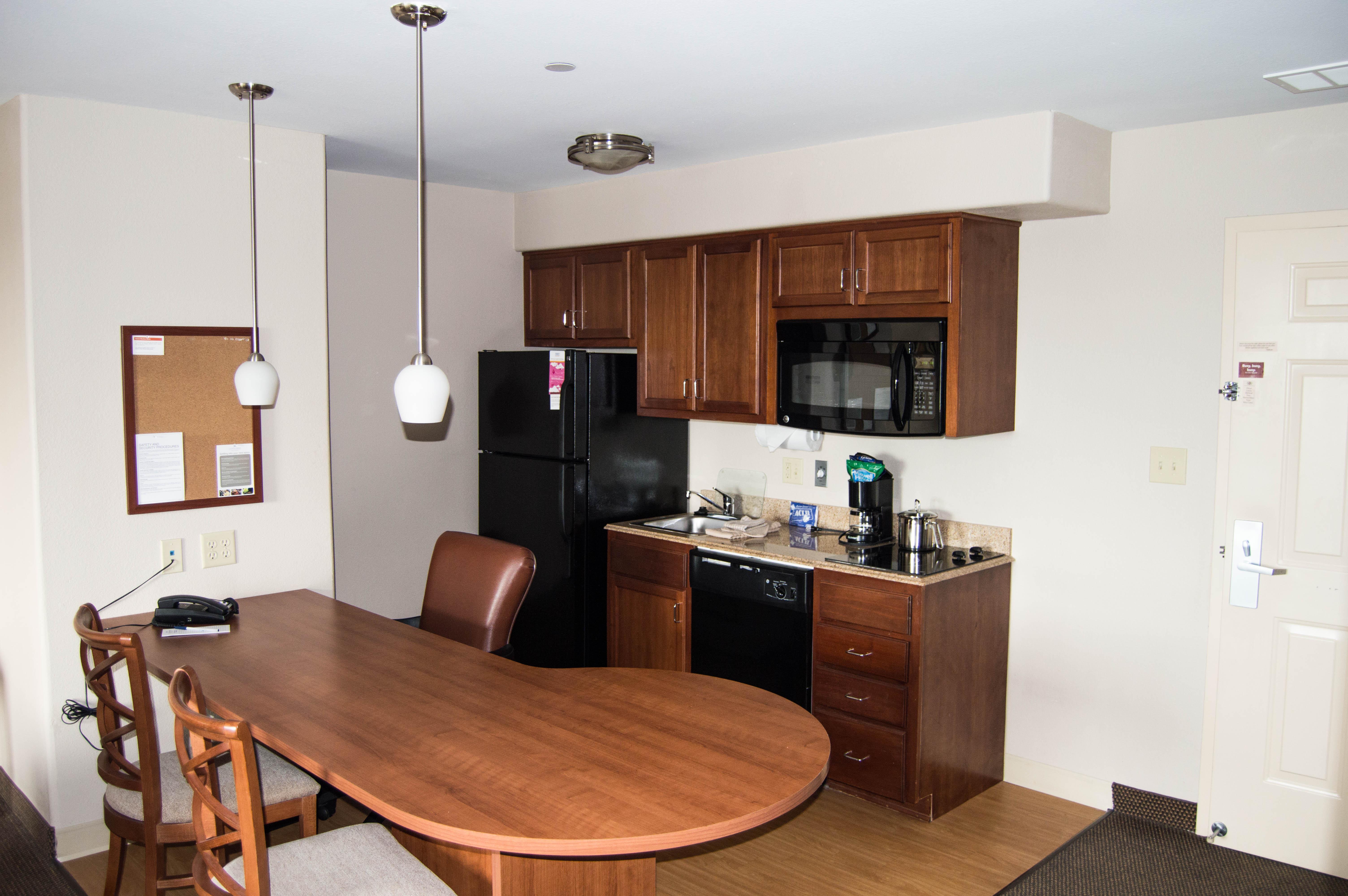 Candlewood Victoria By Ihg Exterior photo