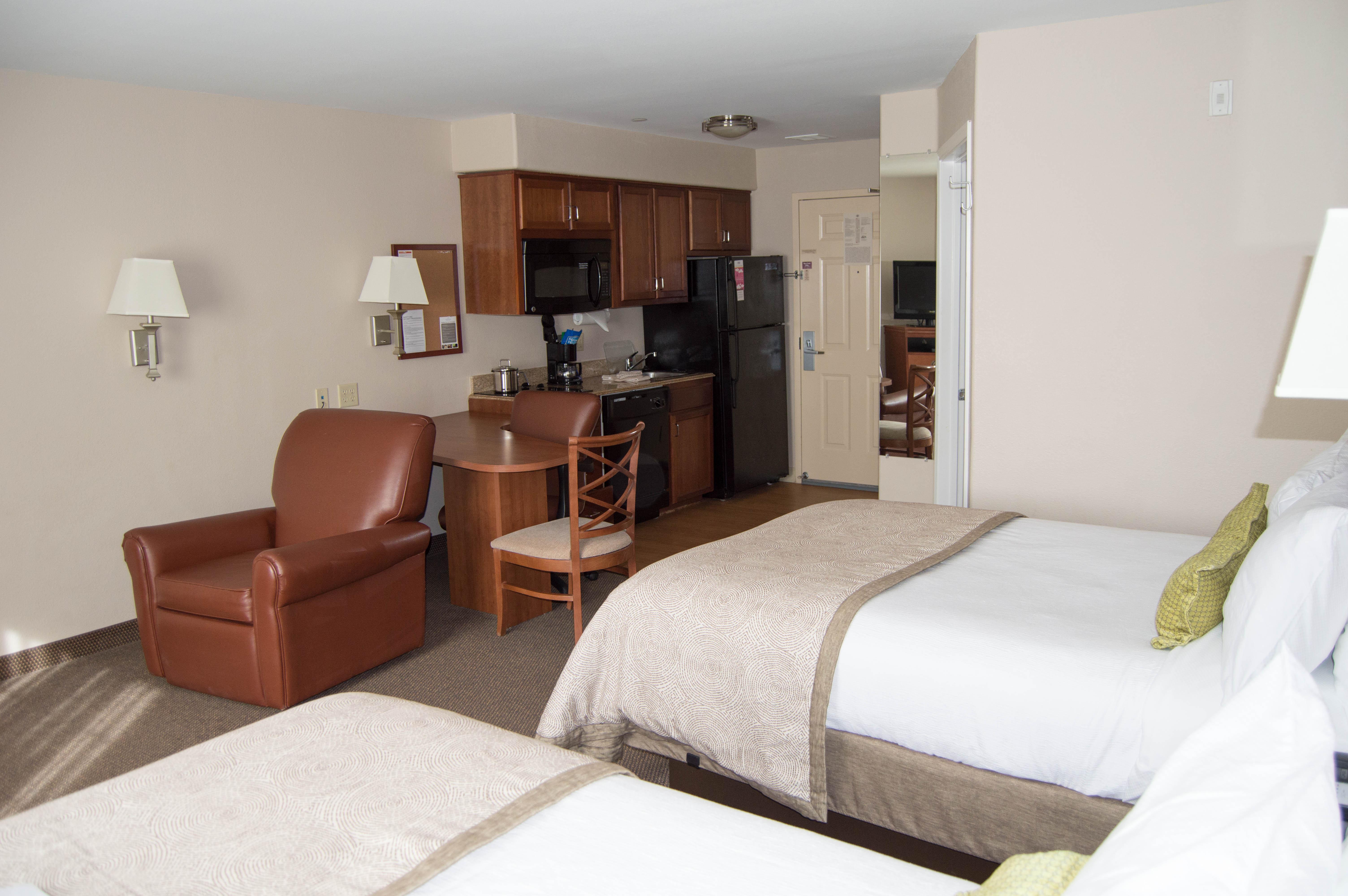 Candlewood Victoria By Ihg Exterior photo