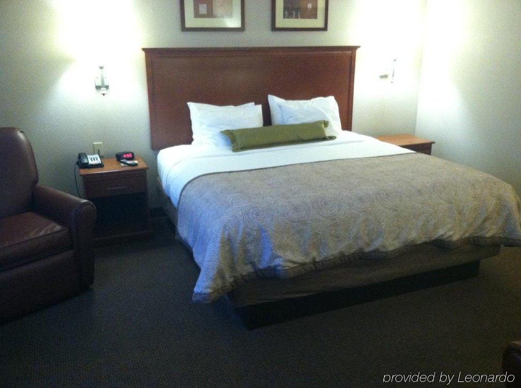 Candlewood Victoria By Ihg Exterior photo