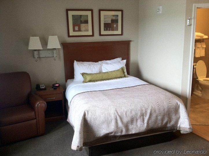 Candlewood Victoria By Ihg Exterior photo