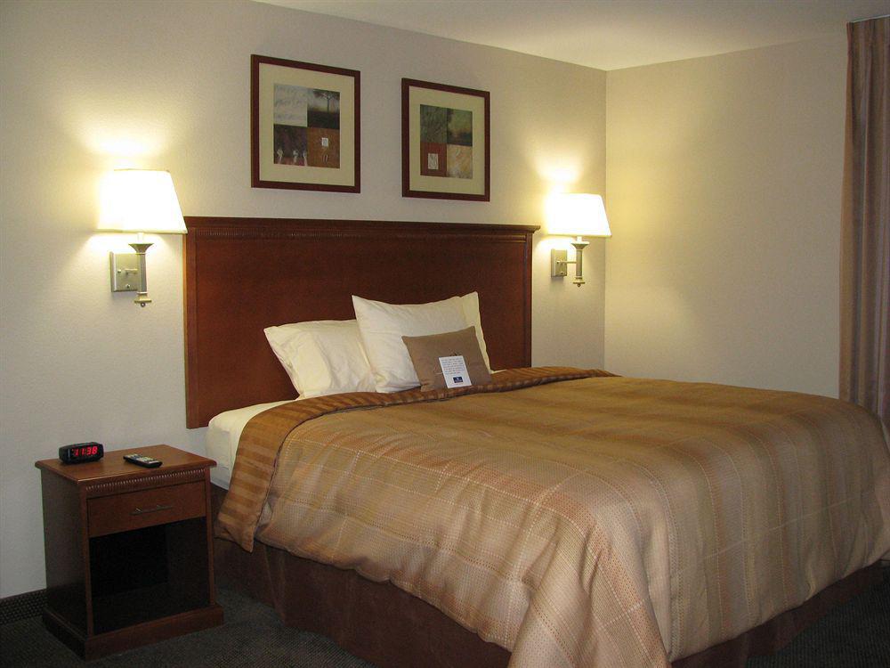 Candlewood Victoria By Ihg Room photo