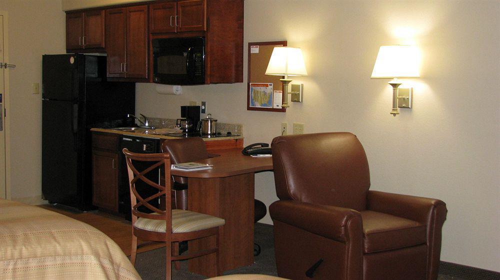 Candlewood Victoria By Ihg Room photo
