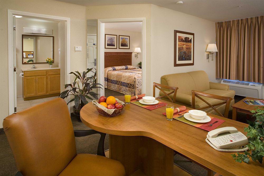 Candlewood Victoria By Ihg Room photo